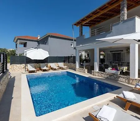 House With Pool Lile Feriehus