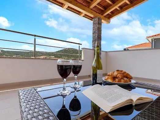 Nyaraló House With Pool Lile *
