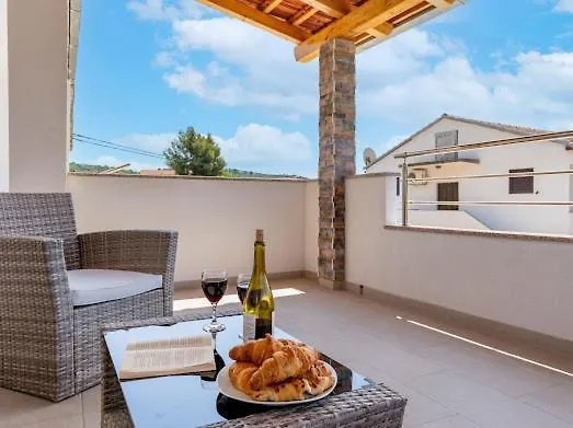 Nyaraló House With Pool Lile *