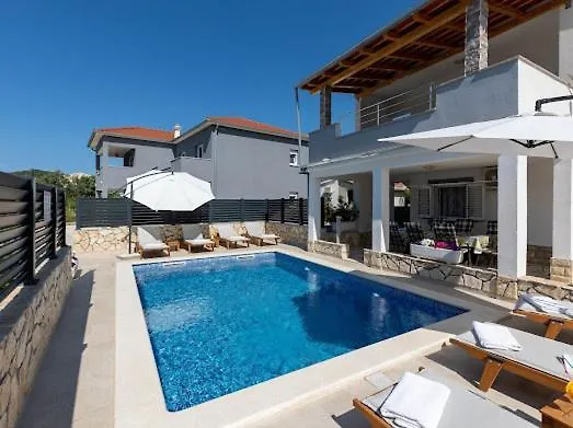 House With Pool Lile Nyaraló
