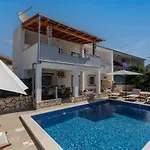 Сasa de vacaciones House With Pool Lile Vinišće