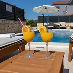 Сasa de vacaciones House With Pool Lile