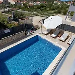 Сasa de vacaciones House With Pool Lile *