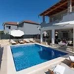 House With Pool Lile Сasa de vacaciones