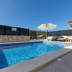 Сasa de vacaciones House With Pool Lile Vinišće