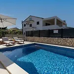 Сasa de vacaciones House With Pool Lile *
