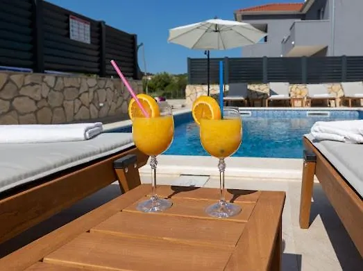 Сasa de vacaciones House With Pool Lile